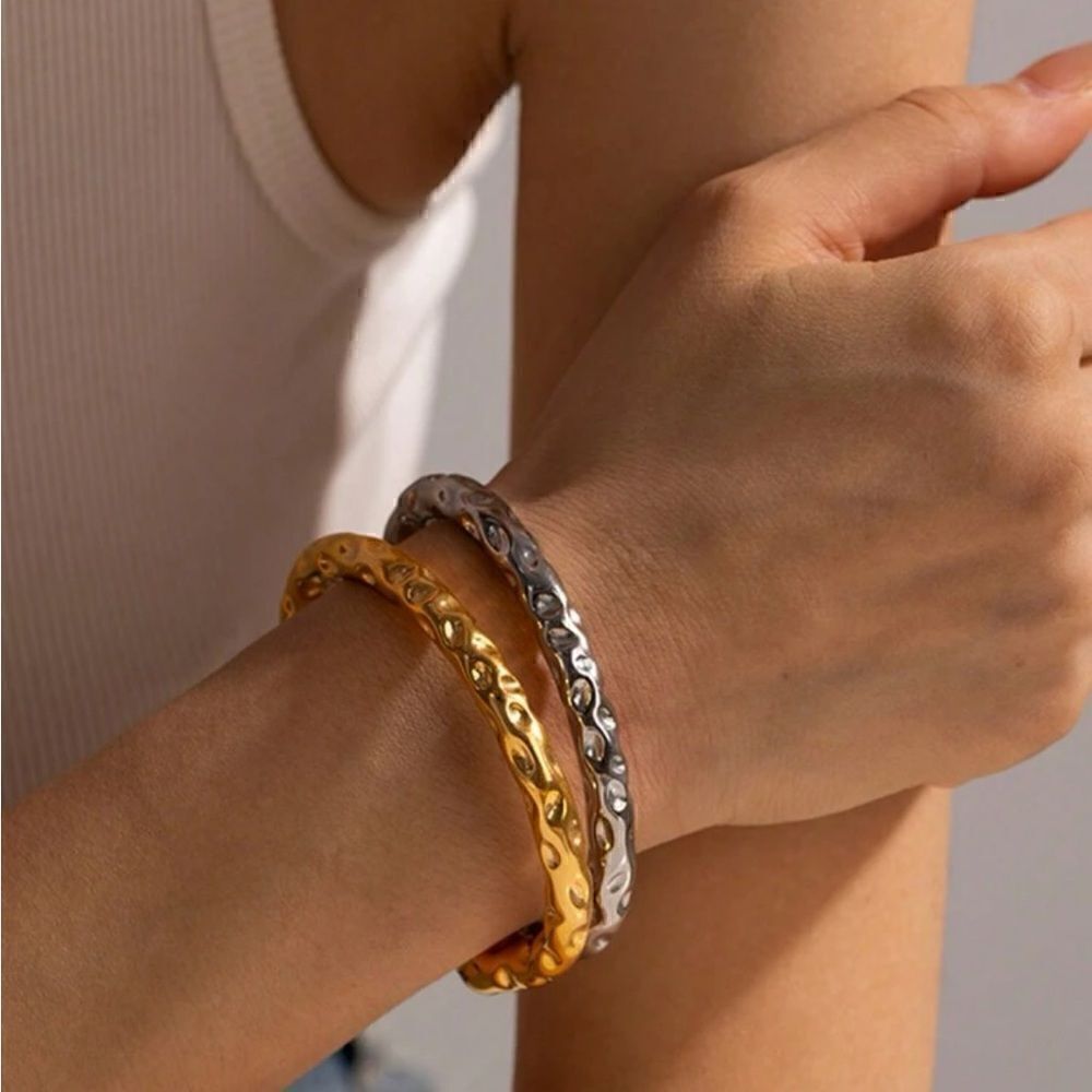 Minimalist gold bangle M326